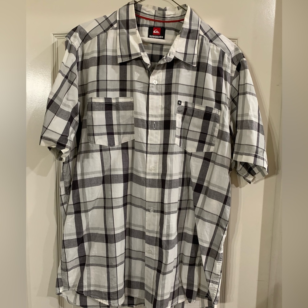 Quicksilver men’s button down short sleeve. Size L